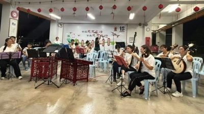 东：​麻坡凯歌乐协会与而连突福建会馆华乐团交流