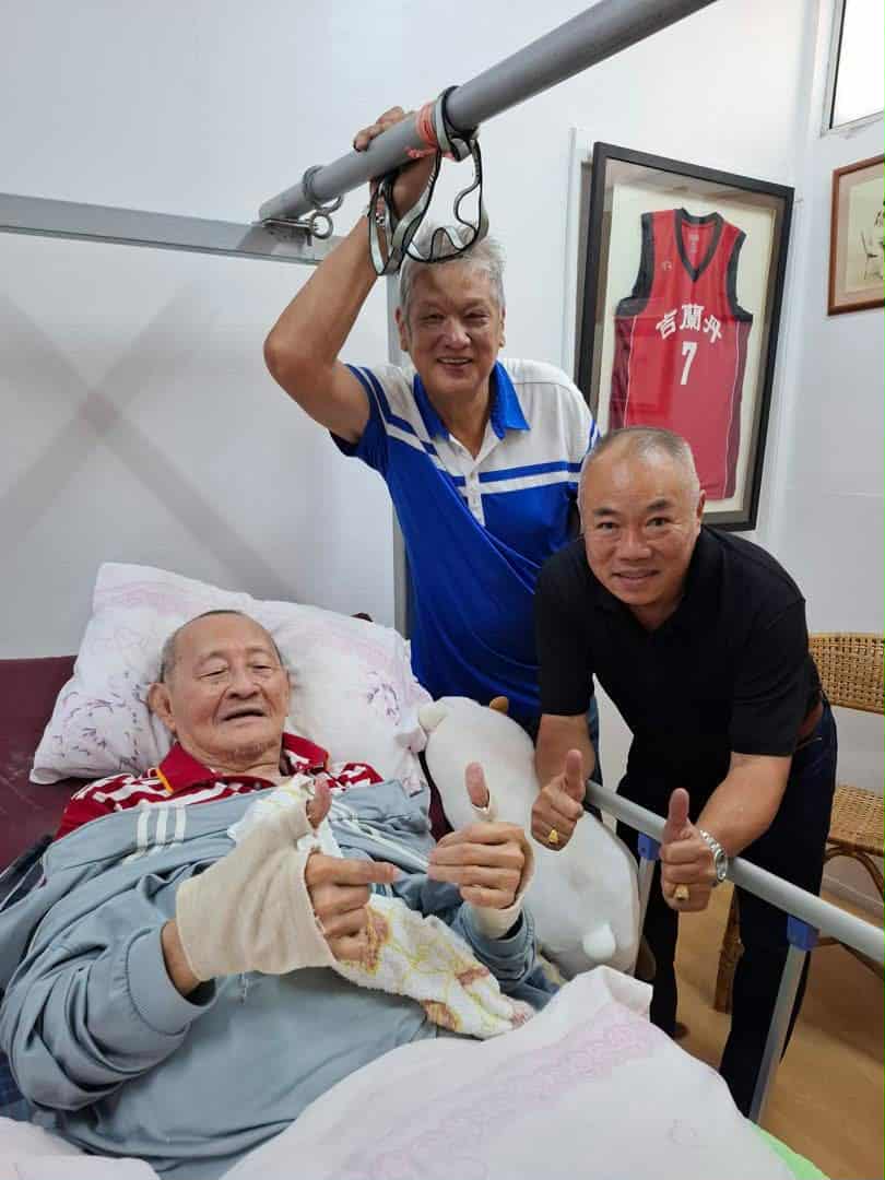 东:于1989年在吉隆坡东运会赢得男篮金牌,来自吉兰丹州的前国家篮球队传奇人物“睡狮”黄志强(68岁),回乡探访当年篮球恩师黄钟波。