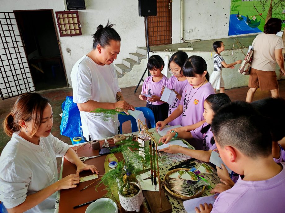 东：劳勿双溪内新村首办“万水千山，粽是情”裹粽比赛 村民齐聚共庆端午佳节