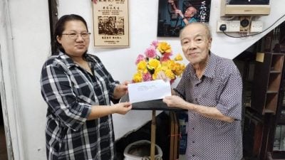 丹媒体俱乐部移交捐款 本报通讯员黄家立受惠
