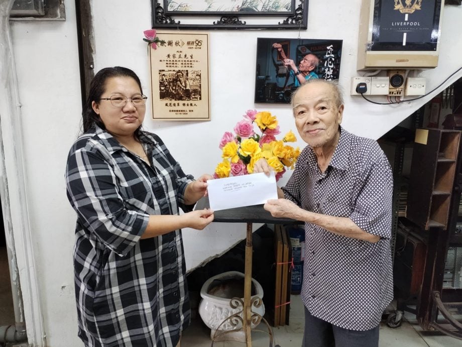 吉兰丹媒体俱乐部(KEMUDI)慰问并转交丹州政府配合2025年国盟四州政府国家记者日(HAWANA SG4)庆典,献给前媒体人的一份心意。超过90岁高龄的黄家立是其中一位受惠者。