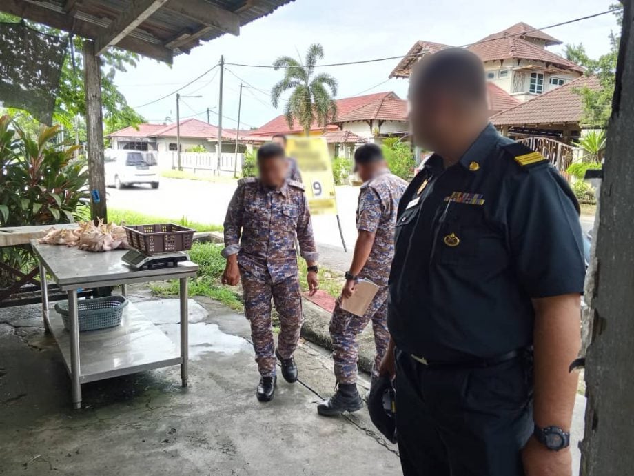 东:哥打峇鲁格底里县议会对在慕隆区(Mulong)无执照营业及使用非法秤具的商贩,采取执法行动。