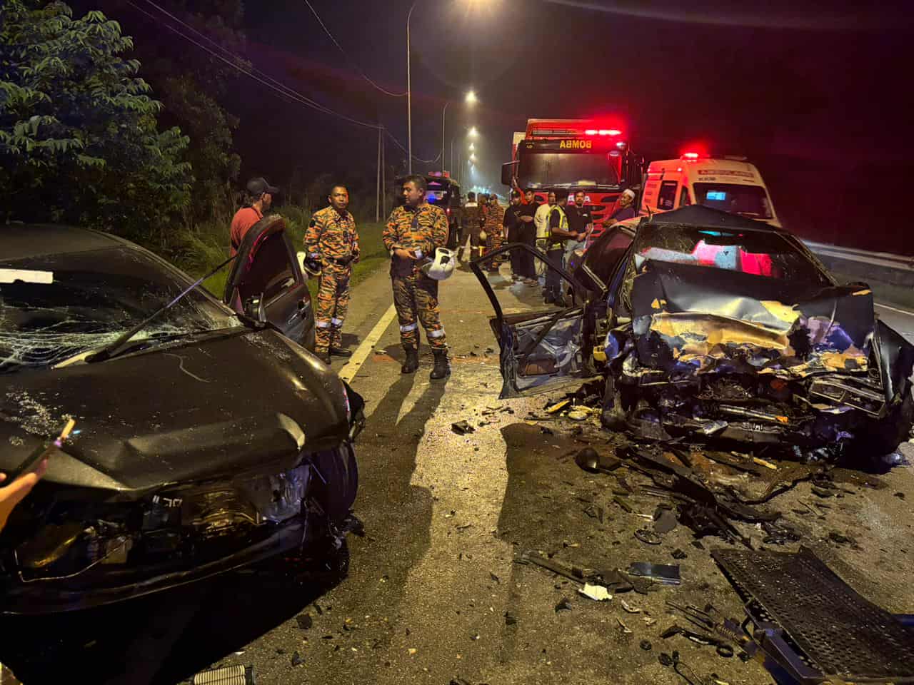 东:哥打峇鲁通往瓜拉吉赖路第30.3公里处发生死亡车祸,2辆轿车相撞,造成2死1伤。