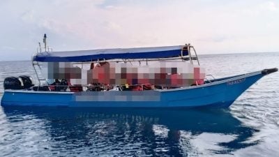 在不获批准水域营运  客船超载被扣查