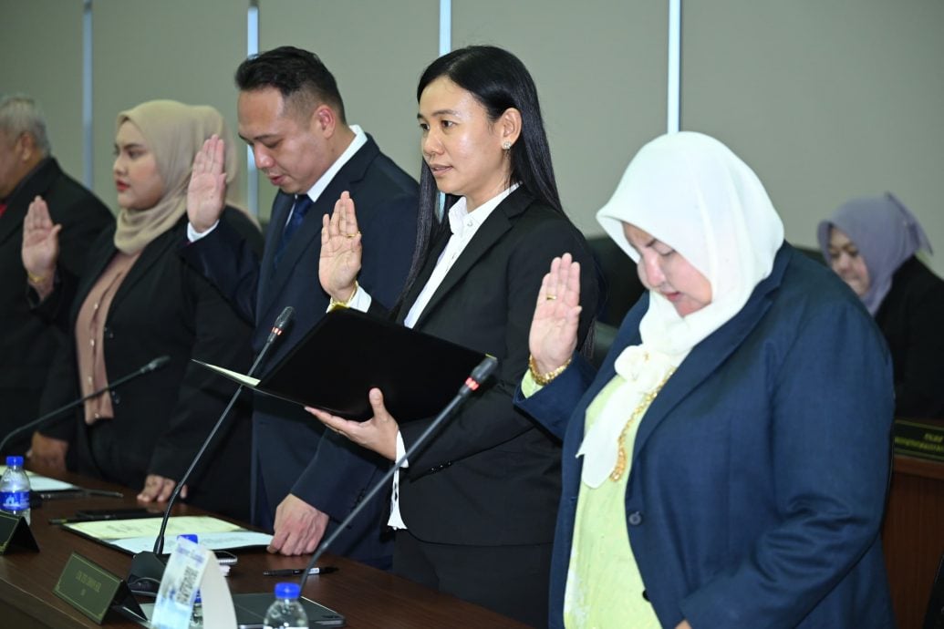 东:已签发:关丹市政厅再迎来2名马华市议员,分别为郑春子及李奕翰,双双于今日,与另5名来自巫统的市议员宣誓就任