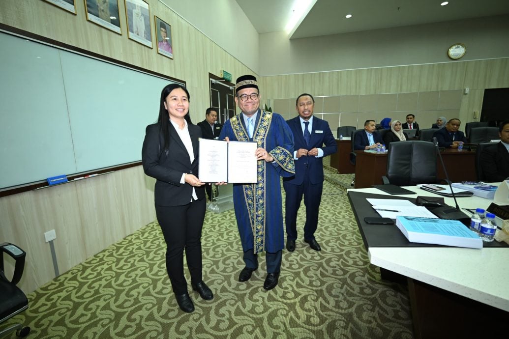 东:已签发:关丹市政厅再迎来2名马华市议员,分别为郑春子及李奕翰,双双于今日,与另5名来自巫统的市议员宣誓就任