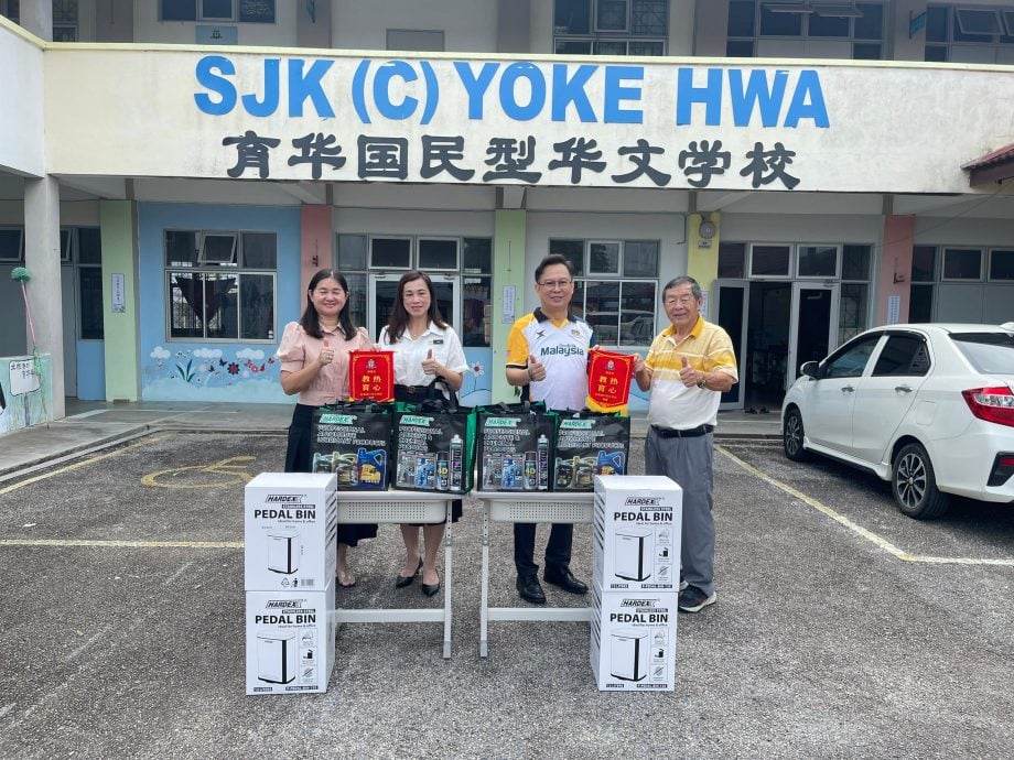 北根港口育华华小获善心人士捐赠物资,包括22张崭新课桌和教师节礼品。