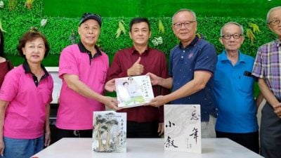 善心人士慷慨赠书   助力林明民众图书馆
