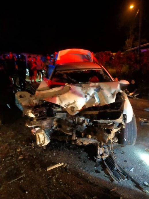东:已签发:四轮驱动车疑失控酿祸,引发三车连环撞,致1人死亡,另13人受伤