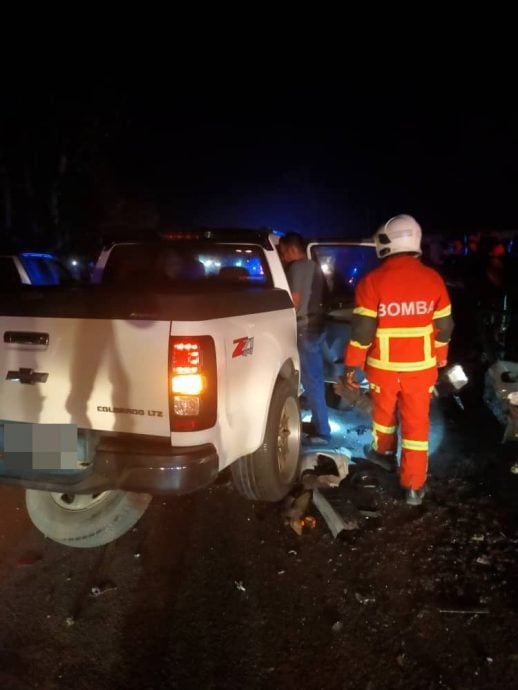 东:已签发:四轮驱动车疑失控酿祸,引发三车连环撞,致1人死亡,另13人受伤