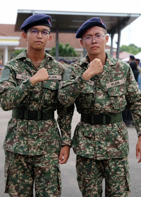 东：已签发：国民服务结业礼