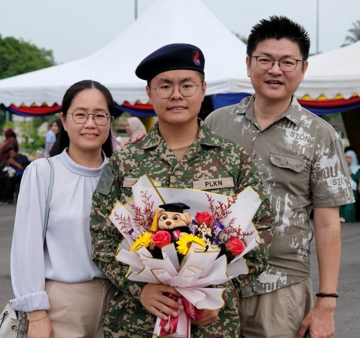 东：已签发：国民服务结业礼