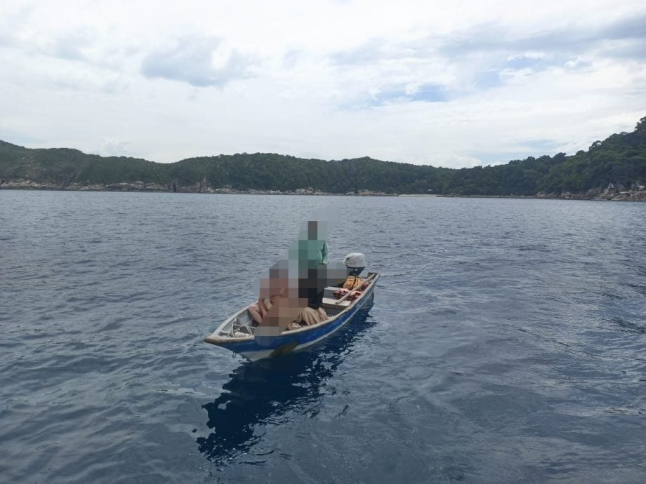 大马海事执法机构周一(9日)在停泊岛海域扣留了一艘涉嫌无牌营运的船只。