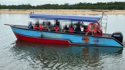 限12乘客 却载26人   客船超载被扣查 （内附视频）