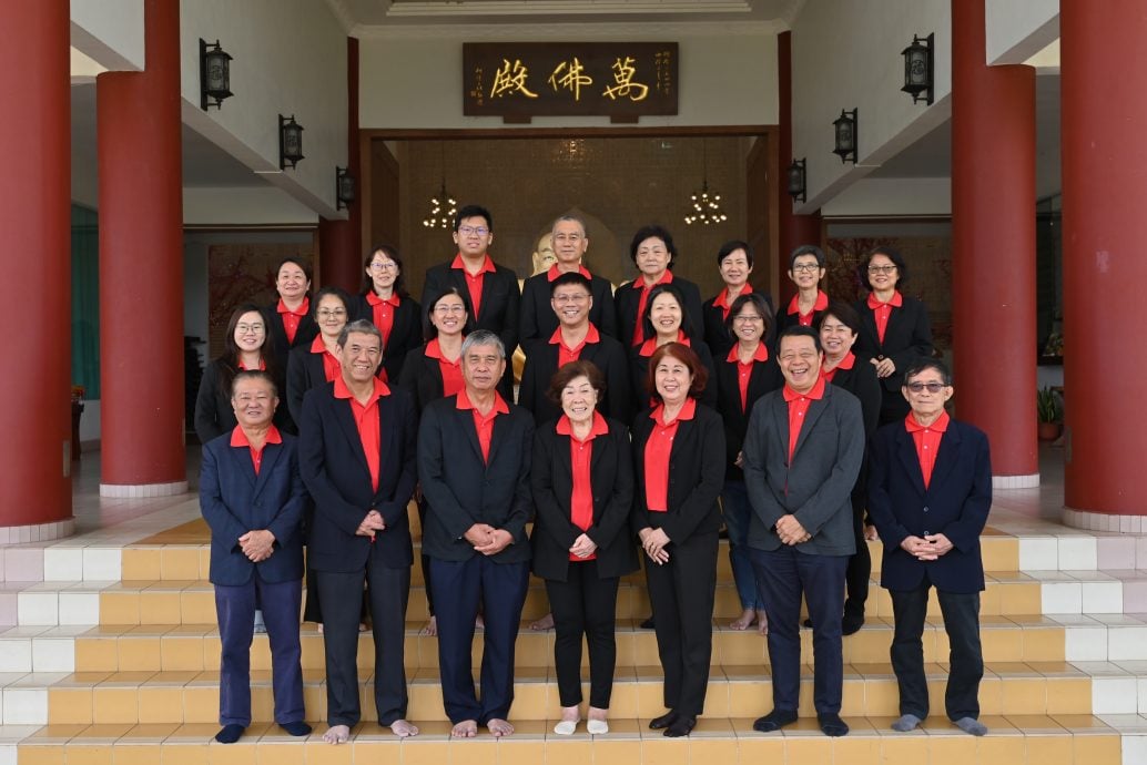 东:已签发:彭亨佛教会进行理事会改选,大部分理事几乎保持不变,周帅伶续任会长,拿督蔡文英及拿汀叶淑娴分任副会长
