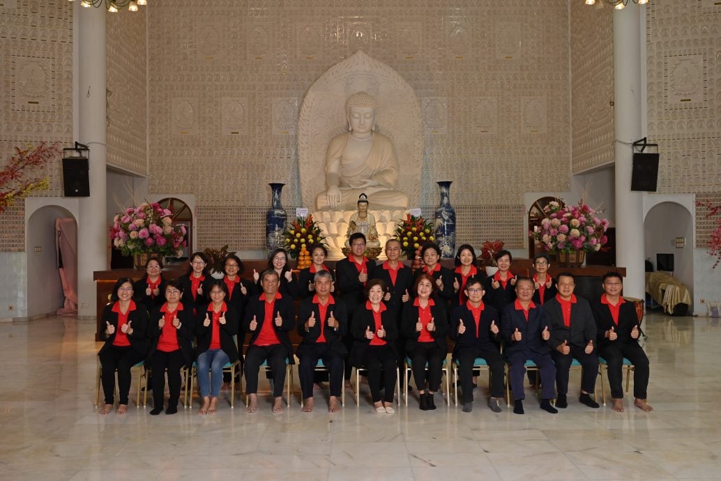 东:已签发:彭亨佛教会进行理事会改选,大部分理事几乎保持不变,周帅伶续任会长,拿督蔡文英及拿汀叶淑娴分任副会长