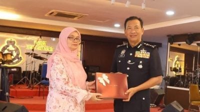 办公室秘书荣休   彭总警长送上祝福礼品