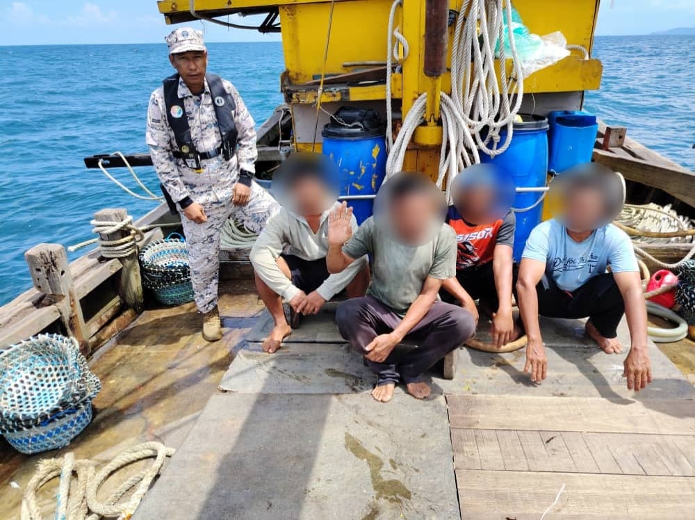 东:已签发:彭亨海事执法机构扣押一艘,涉嫌违反执照条款的本地B级渔船