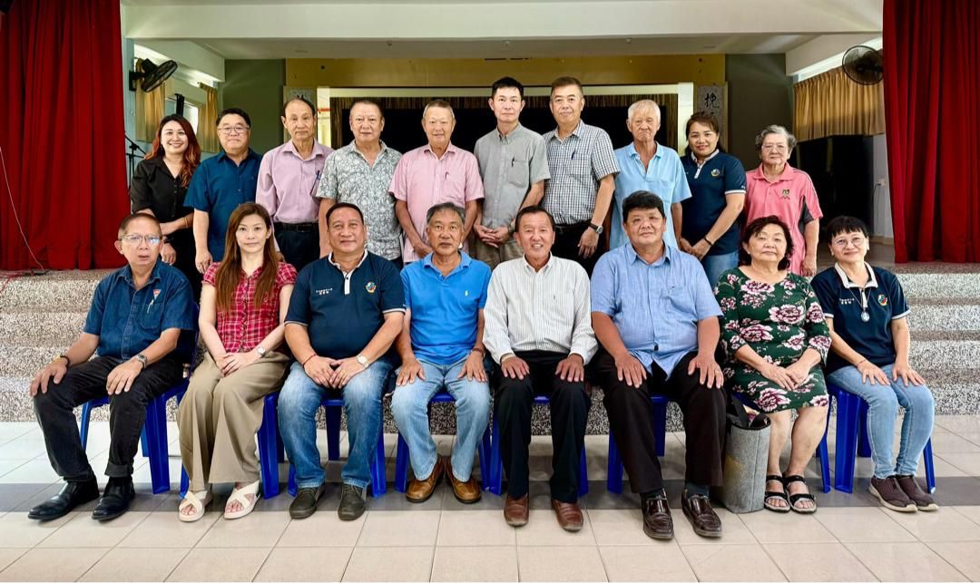 东:已签发:登嘉楼华校董事联合会日前于甘马挽挽华小学召开理事改选大会,卢成良顺利连任主席一职,继续领导理事会。
