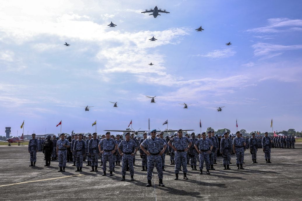 东：已签发：马来西亚皇家空军庆祝67周年庆典，呈献多项空中飞行表演，并以“空中力量，国家主权”的盾牌（KUASA UDARA, PERISAI KEDAULATAN NEGARA）作为今年主题。
