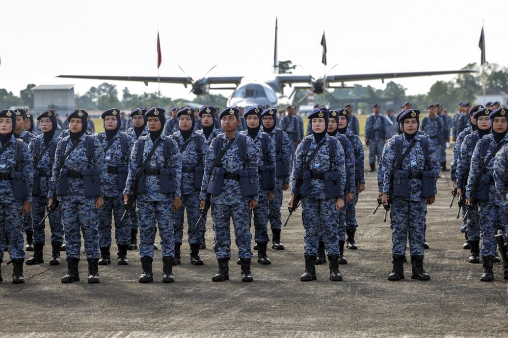 东：已签发：马来西亚皇家空军庆祝67周年庆典，呈献多项空中飞行表演，并以“空中力量，国家主权”的盾牌（KUASA UDARA, PERISAI KEDAULATAN NEGARA）作为今年主题。
