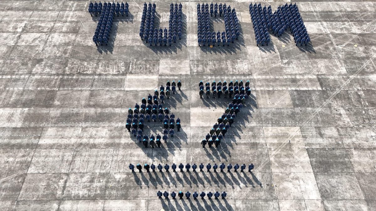 东：已签发：马来西亚皇家空军庆祝67周年庆典，呈献多项空中飞行表演，并以“空中力量，国家主权”的盾牌（KUASA UDARA, PERISAI KEDAULATAN NEGARA）作为今年主题。