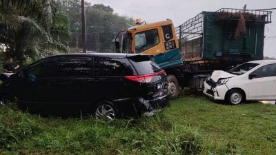 下斜坡失控冲对向车道   拖格罗里撞2车