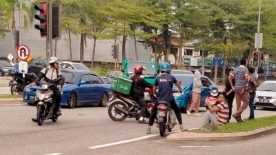 过马路被车撞   男子重伤