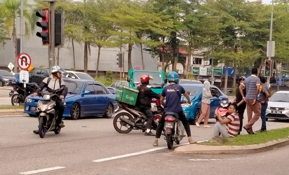 东:文德甲淡马鲁路,一名男子越过马路时遭轿车猛撞