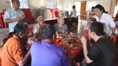 双溪甲杯新村庆端午晚餐   村委会煮食宴请村民