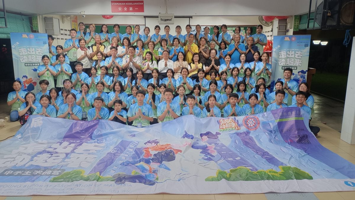 东:直凉佛教会办中学佛学营 梁志:分辨正信佛法勿盲从