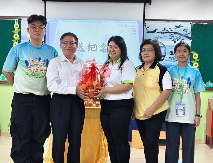 东:直凉佛教会办中学佛学营 梁志:分辨正信佛法勿盲从