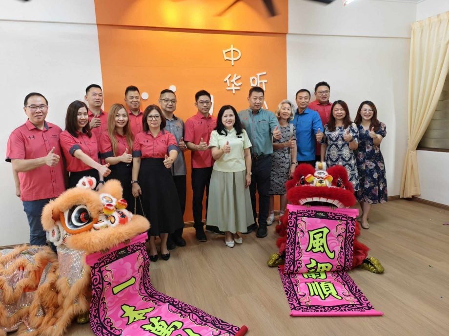 东:经过一个多月的装修与美化工程后,哥市中华小学辅导与咨商室今日正式启用,名为“听心室”。