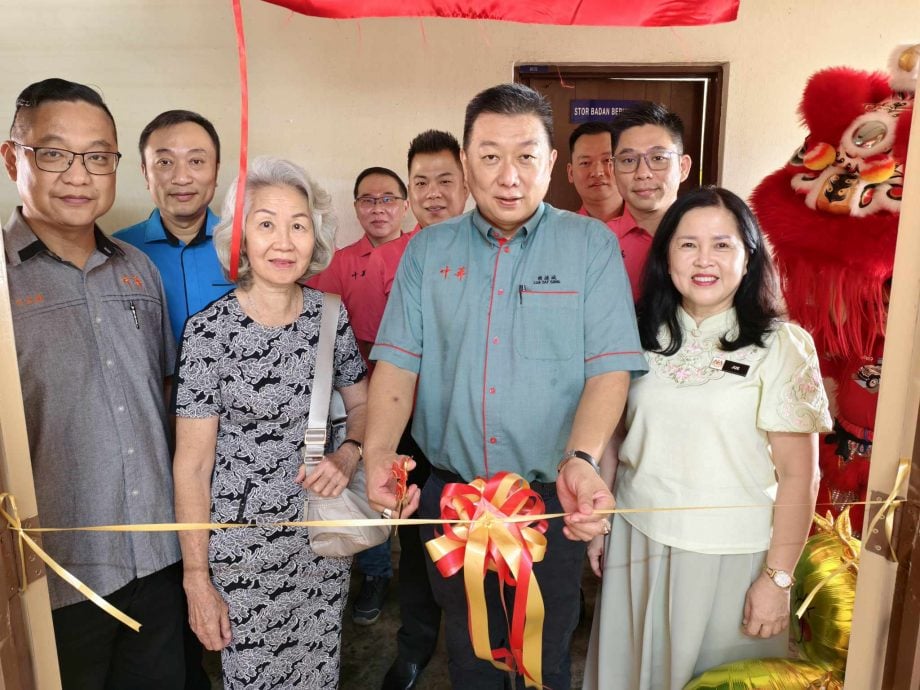东:经过一个多月的装修与美化工程后,哥市中华小学辅导与咨商室今日正式启用,名为“听心室”。
