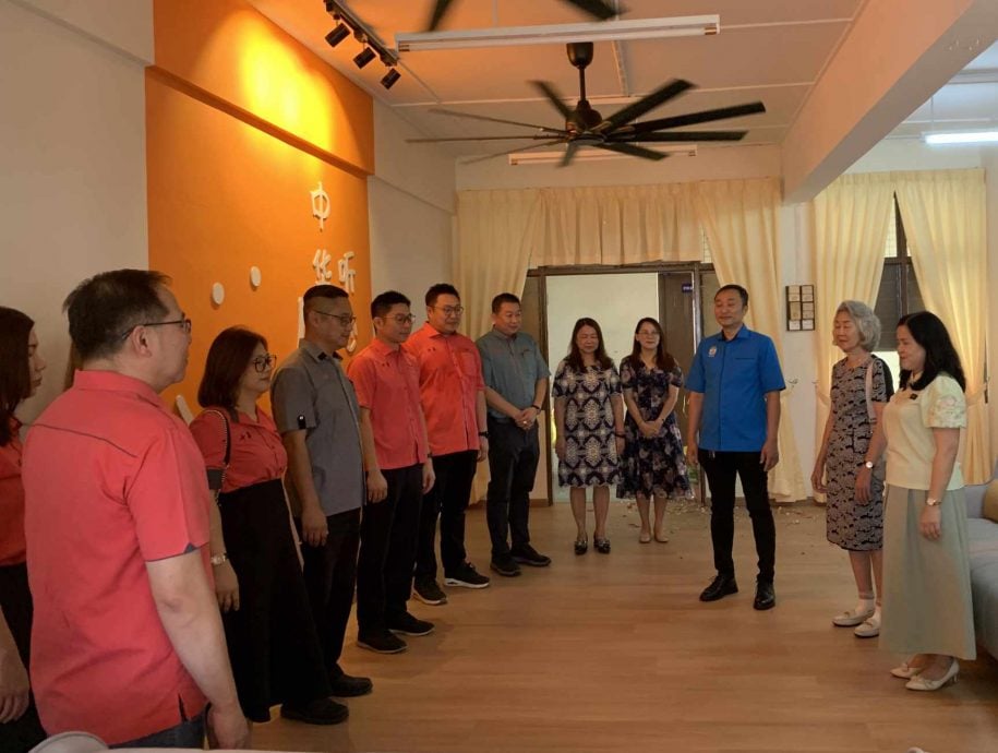 东:经过一个多月的装修与美化工程后,哥市中华小学辅导与咨商室今日正式启用,名为“听心室”。