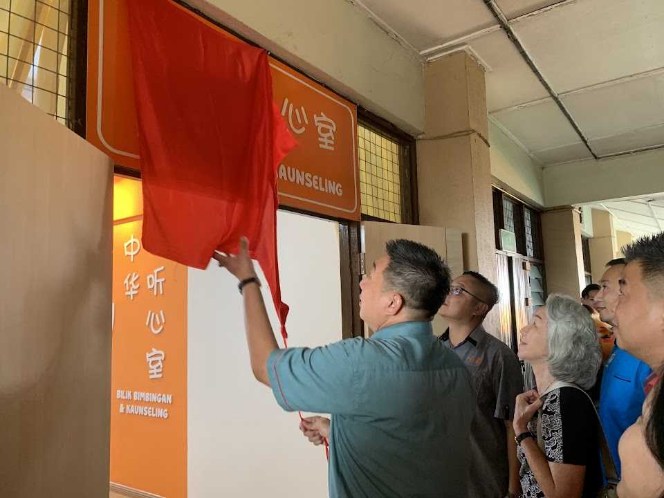 东:经过一个多月的装修与美化工程后,哥市中华小学辅导与咨商室今日正式启用,名为“听心室”。