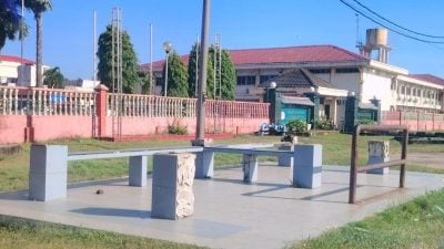中学外候车亭长期荒废 屋顶也不见了 州议员促尽快维修
