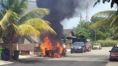 住宅前火烧车 无人伤亡