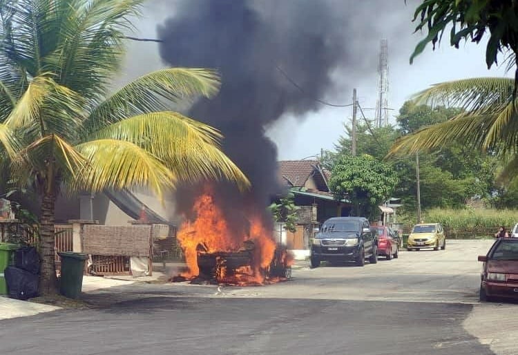 东:(已签发)住宅前火烧车