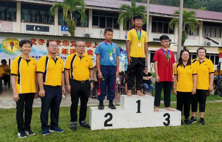 东：（已签发）启文上午校运动会 家长们踊跃参与