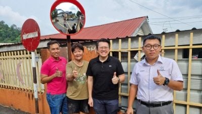 启文力巴士华小前 破损凸面镜获村委更换