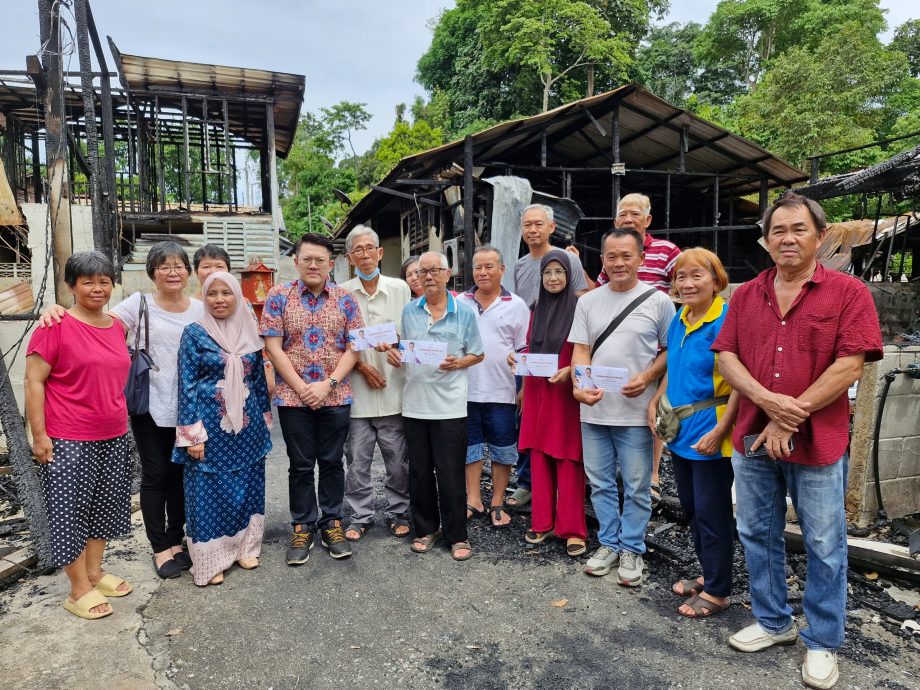 彭亨州行动党给予文达椰园火灾4户家庭援助金