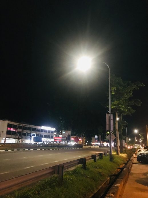 东:(已签发)而连突大路路灯获维修恢复操作 路况明亮
