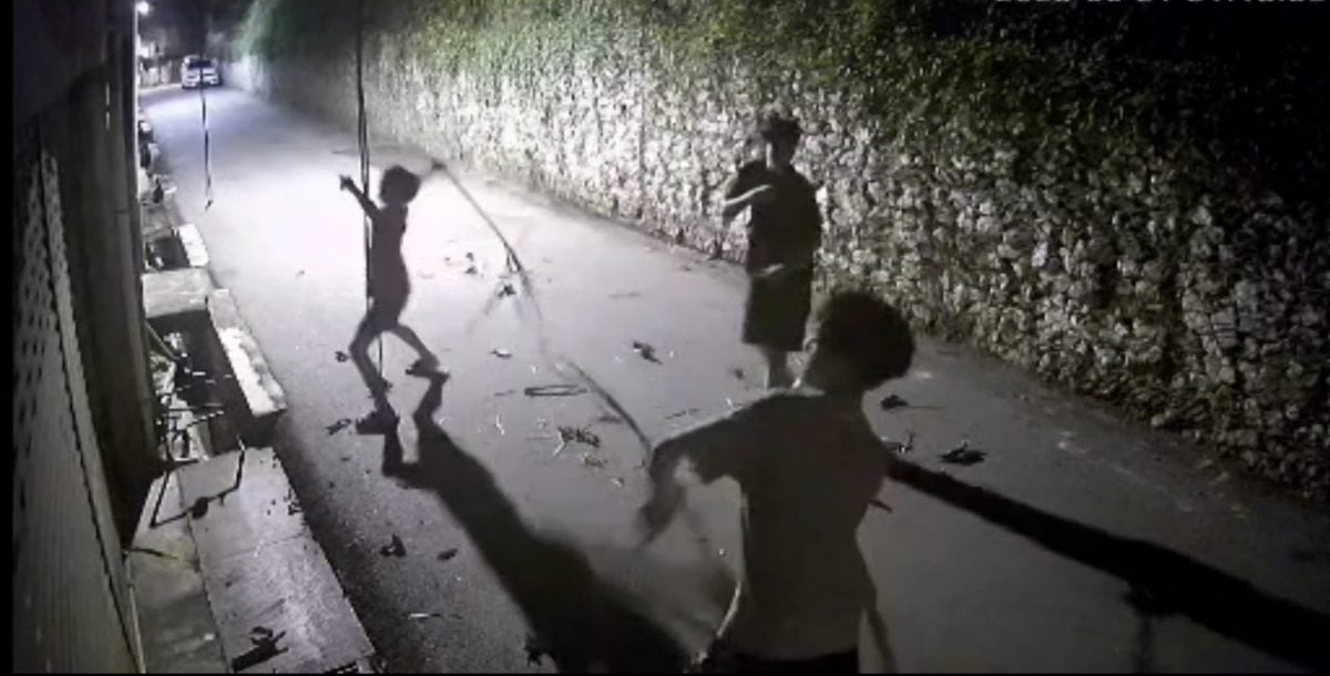 东:(已签发)视频:4少年晚间敲打路面墙壁,抛树枝上屋顶扰人清梦