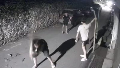 4少年晚间敲打路面墙壁  抛树枝上屋顶扰人清梦