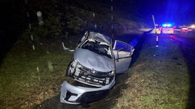 车失控冲沟渠 父亡女伤