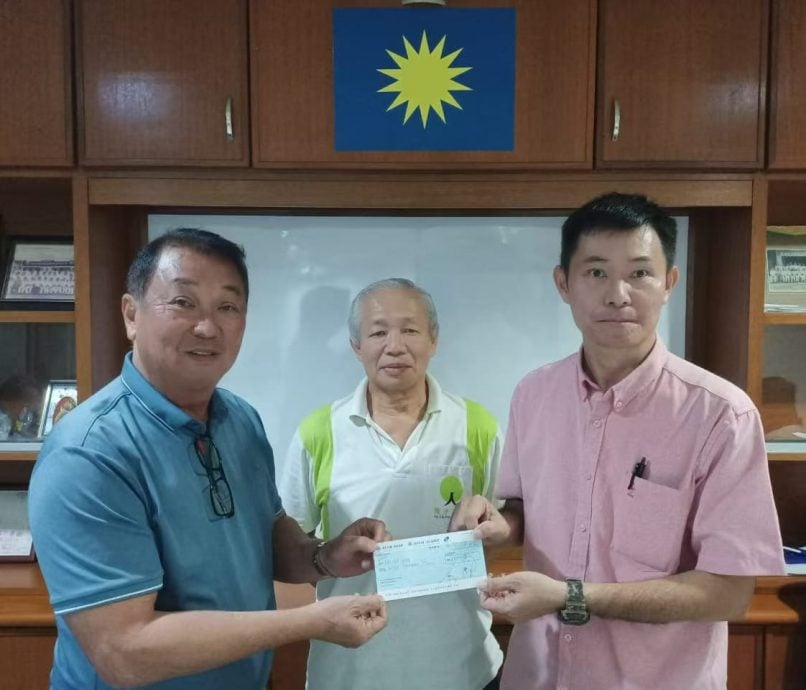 马华甘马挽区会在代表大会上通过一项提案,决定拨款3000令吉予即将在10月份接受心脏起搏器手术的区会副主席赖恩龙