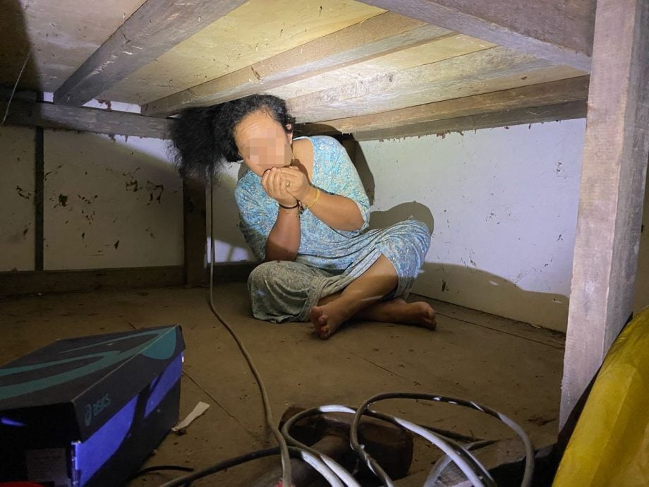 一名泰国籍女子未能出示有效的旅行证件,遭登嘉楼移民局执法人员逮捕时,哀求执法人员放过她和年仅五岁的女儿。
