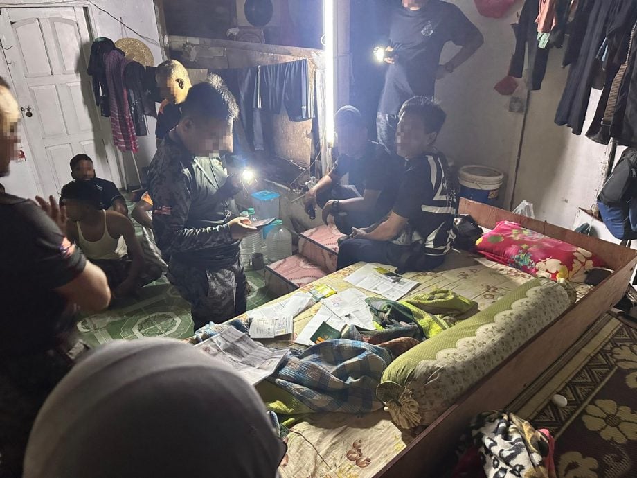 一名泰国籍女子未能出示有效的旅行证件,遭登嘉楼移民局执法人员逮捕时,哀求执法人员放过她和年仅五岁的女儿。