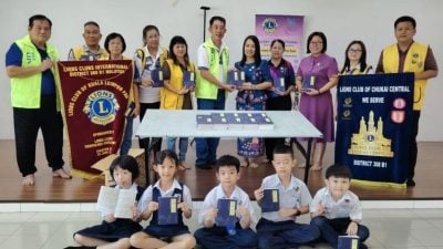 朱盖中区及隆远东狮会   捐4华小12套《通鉴》